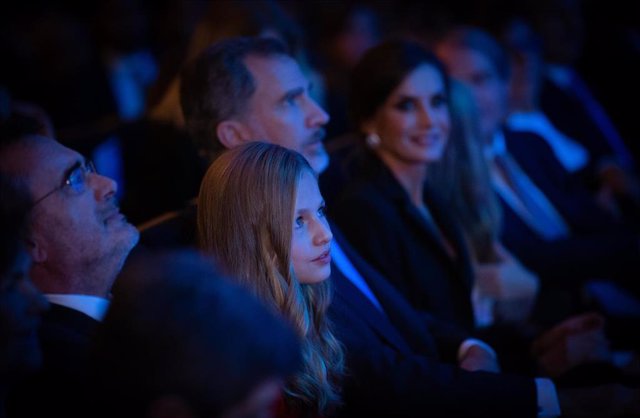 La Princesa Leonor, el Rey Felipe y la Reina Letizia durante los Premios de la FPdGi y el X aniversario en el Palacio de Congresos de Barcelona (España) el 4 de noviembre de 2019.