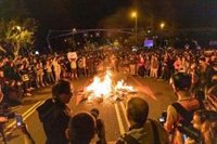 Manifestants fan una foguera amb fotos del Rei a Barcelona