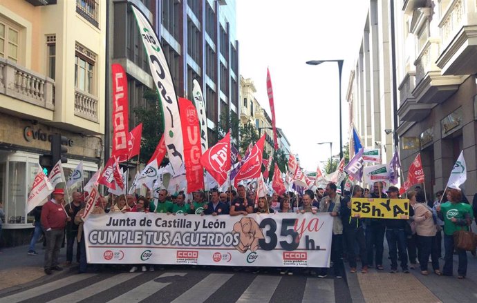 Imagen de archivo de la concentración de empleados públicos por las 35 horas en Valladolid.