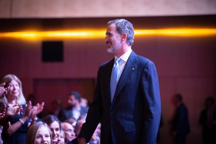 El Rey Felipe asiste a los Premios de la FPdGi y el X aniversario en el Palacio de Congresos de Barcelona (España) el 4 de noviembre de 2019.