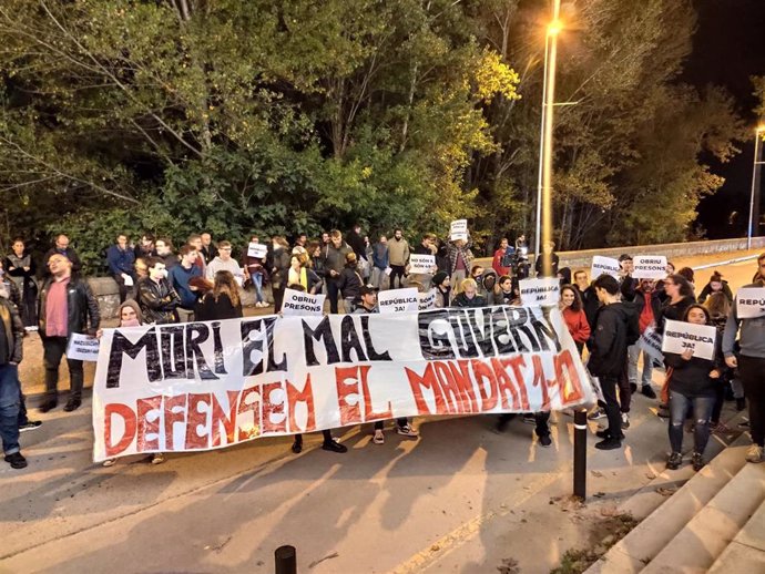 Unas 50 personas protestan contra ERC en un acto en Girona: "Es la nueva Convergencia"