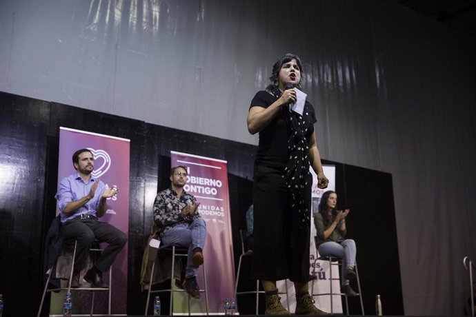 La líder de Podemos Andalucía, Teresa Rodríguez durante su intervención en el acto, junto a los coordinadores estatales y autonómicos de IU, Alberto Garzón (i)y Toni Valero, (2i) respectivamente.  En Sevilla, a 04 de noviembre de 2019.