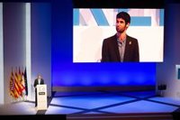 Un dels guardonats per la FPdGi 2019 recull el premi amb un lla groc en la solapa