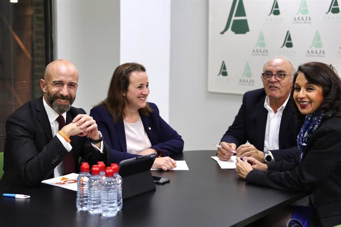 Reunión de ciudadanos con asaja.