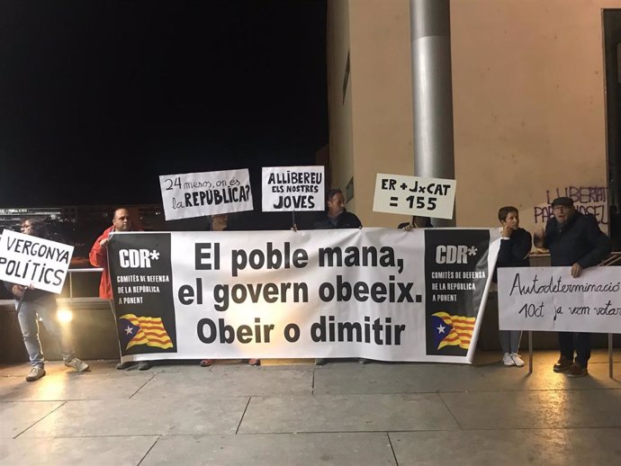 Una decena de CDR protestan a las puertas de un mitin de JxCat en Lleida