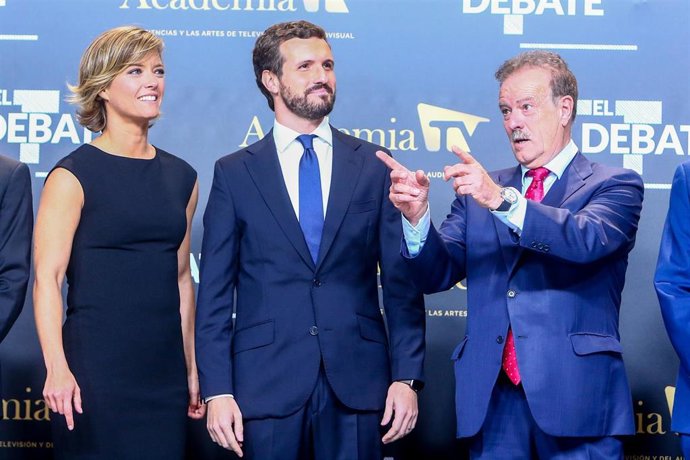 El presidente del PP. Pablo Casado, acompañado por la presidenta de la academia de la televisión, María Casado, t el presidente emérito de la academia de televisión , Manuel Campo Vidal, llega al debate electoral en televisión en el Pabellón de Cristal 