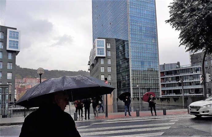 Imágenes de una jornada lluviosa en Bilbao