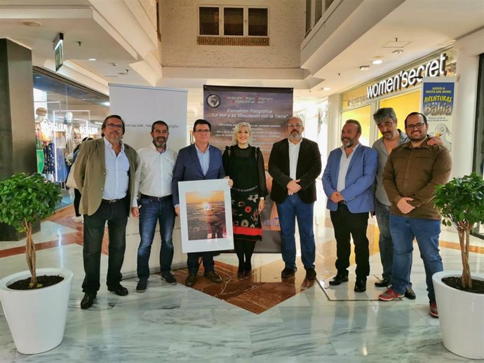 Bahía Sur acoge hasta final de mes la exposición fotográfica 'La mar y su vinculación con la tierra'