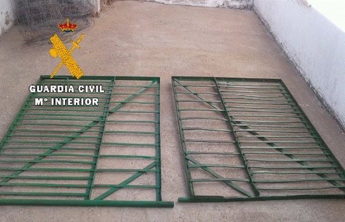 Puertas de hierro recuperadas por la Guardia Civil