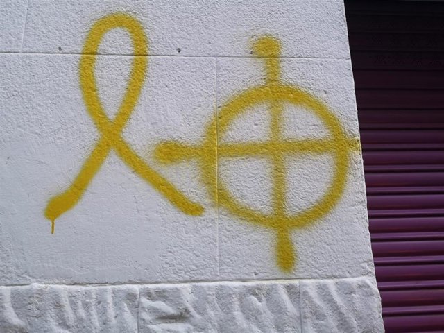 Pintadas aparecidas en el comercio de la familia de Albert Rivera