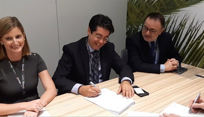 El presidente del Cabildo de Tenerife, Pedro Martín, en la firma del acuerdo con Jet2