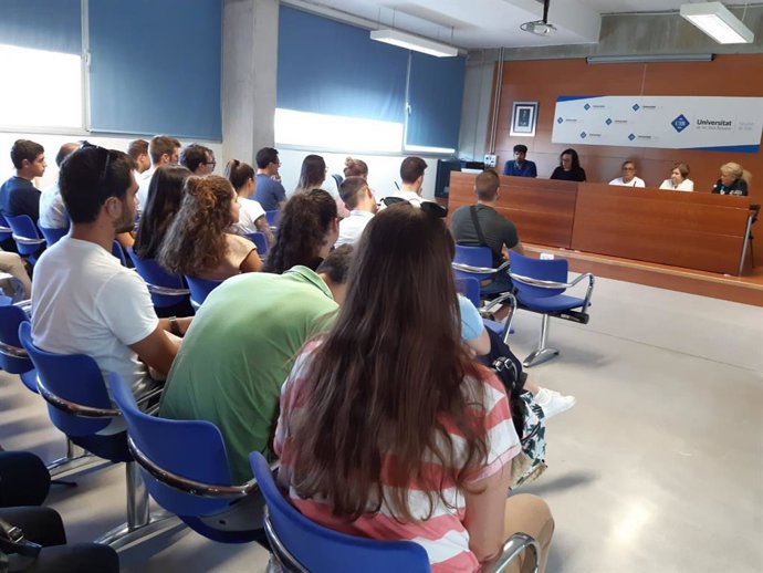 Charla informativa, promovida por el área de Seguridad Ciudadana del Ayuntamiento de Palma, en la facultad de derecho de la UIB sobre cómo acceder a las opsosiciones de Policía Local de Palma.