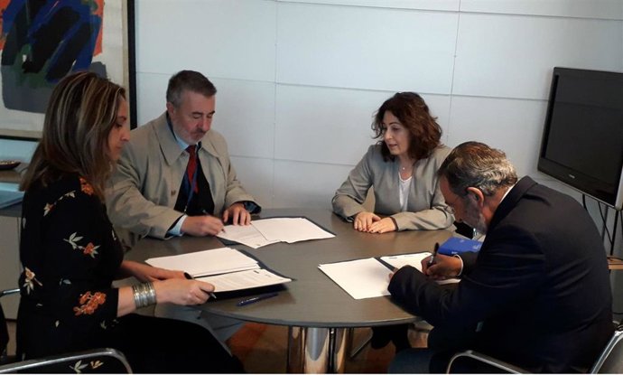 La Consejera De Presidencia, Rita Camblor; El Decano Del Colegio De La Abogacía De Gijón, Sergio Herrero; La Viceconsejera De Justicia, Encarnación Vicente, Y El Decano Del Colegio De Abogados De Oviedo, Luis Albo, Durante La Firma Del Convenio.