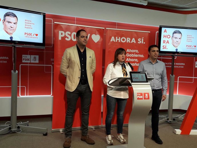 Ramón Alzórriz (i), secretario de Organizacíon del PSN, Conchi Ruiz, número dos al Congreos, y Toni Magdaleno, candidato al Senado, en una comparecencia de la campaña de las elecciones generales del 10 de noviembre.