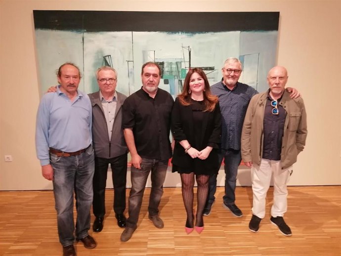 La consejera de Educación y Cultura, Esperanza Moreno, en la presentación de la exposición 'Un Encuentro a Cinco', junto a los artistas de la muestra.