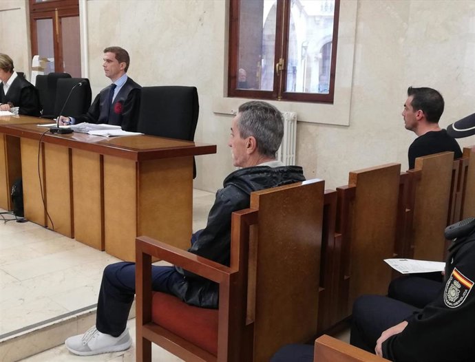 Los acusados, padre e hijo, de intentar matar a un policía que fue a entregar una citación.