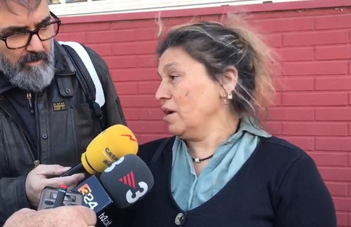 Emilia, una vecina del edificio a derribar en Badalona (Barcelona)