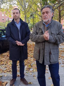 El portavoz del PSOE en el Ayuntamiento de Madrid, Pepu Hernández, junto al edil socialista Alfredo González visita el distrito Centro para exigir más personal para la campaña de la recogida de la hoja en Madrid.