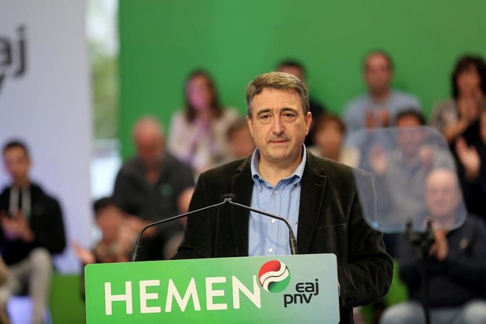 El cabeza de lista del PNV al Congreso por Bizkaia, Aitor Esteban, en un acto electoral