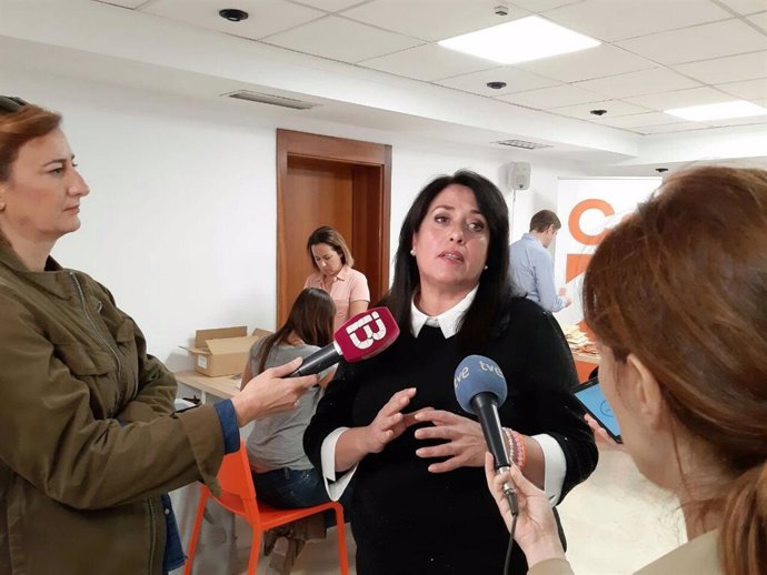 La candidata de Cs al Senado en Mallorca, Beatriz Medina, atiende a los medios