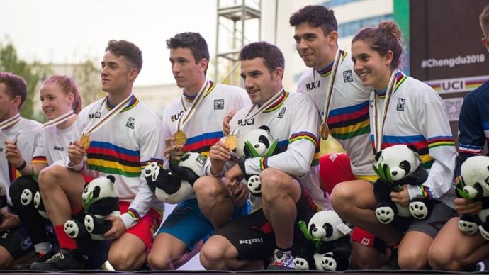 La selección española de ciclismo urbano posa con sus medallas logradas en los Mundiales de 2018