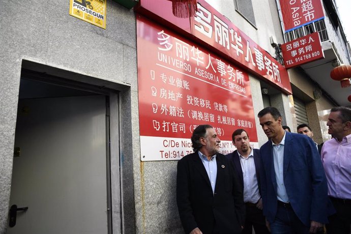 El portavoz del PSOE en el Ayuntamiento,Pepu Hernández ( i con barbai) , el secretario general del Partido Socialista en Madrid, José Manuel Franco (d con camisa rosa), el presidente del Gobierno en funciones, Pedro Sánchez (c), visitan Usera.