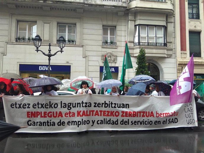 Trasbajadoras de Ayuda a Domicilio de Bizkaia denuncian el "maltrato" por parte de instituciones y empresas a "un servicio esencial" en una concentración ante Eudel y manifestación en Bilbao.