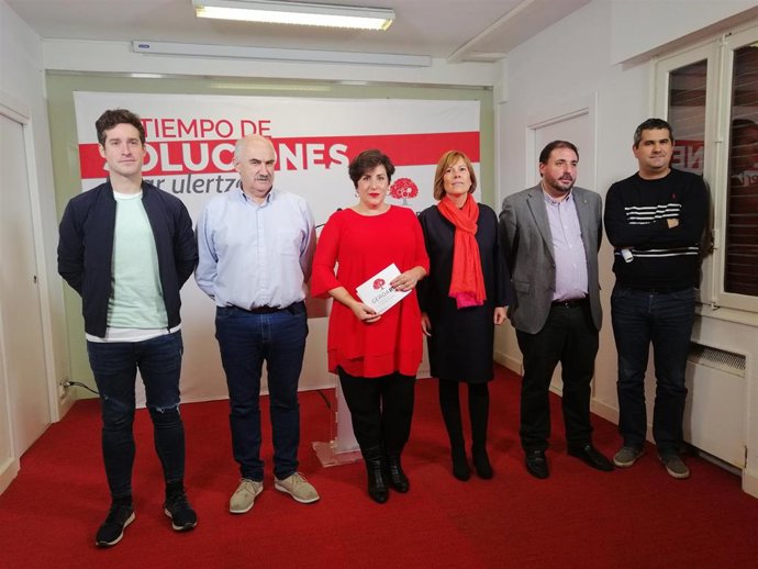 La cabeza de lista de Geroa Bai al Congreso, María Solana, junto a representantes de la coalición
