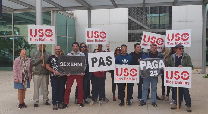 USO en Baleares se concentra frente a la Conselleria de Educación.