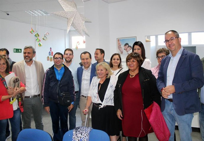 El secretario general del PSOE de Málaga, José Luis Ruiz Espejo; y el cabeza de lista del PSOE de Málaga al Congreso, Ignacio López, en una visita a Afesol en Benanalmádena