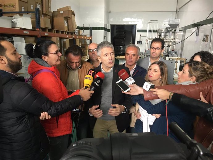 Marlaska atiende a la prensa durante una visita a una Cooperativa en Olvera (Cádiz)
