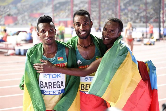 Los etíopes Muktar Erdis, Selemon Barega y Telahun Haile Bekele celebran su triplete en los 5.000 metros de los Mundiales de Doha de 2019