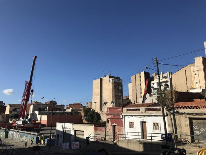 Instalan dos grúas para el derribo del edificio de Badalona desalojado por aluminosis