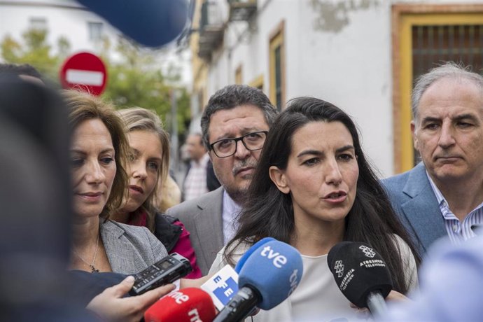 La presidenta de Vox Madrid, Rocío Monasterio (d),junto al líder de VOX en Andalucía, Francisco Serrano (3i), atiende a medios a las puertas del Centro Mena en Sevilla