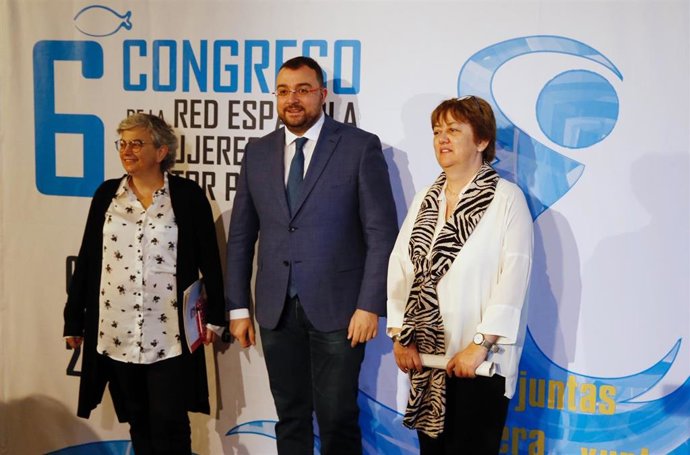 Adrián Barbón, en el centro