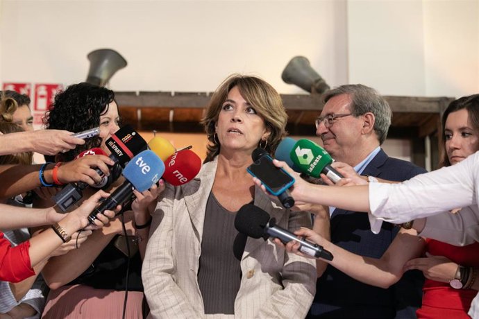 La ministra de Justicia en funciones, Dolores Delgado, atendiendo a los medios de comunicación