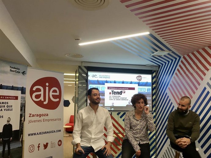 La coordinadora del Ecosistema Más Empresa de Ibercaja, Luz López, el presidente de AJE Zaragoza y AJE Aragón, Pedro Lozano y el CEO de la startup 'Nooddle', Carlos Melara