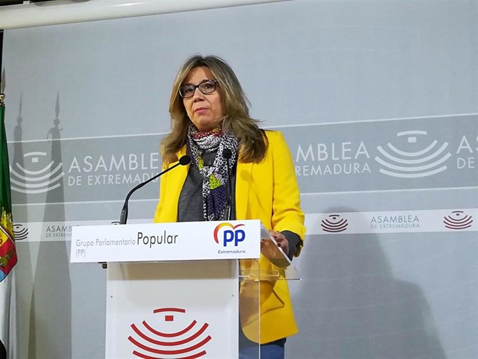 La diputada del PP Cristina Teniente en rueda de prensa para valorar el paro en la región