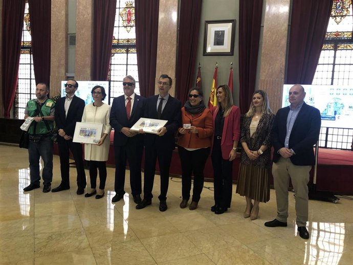 El alcalde de Murcia, José Ballesta, junto a la concejal de Discapacidad y Cooperación al Desarrollo, Paqui Pérez, y la concejal de Agenda Urbana y Gobierno Abierto, Mercedes Bernabé, asiste a la presentación del cupón del Premio Reina Letizia