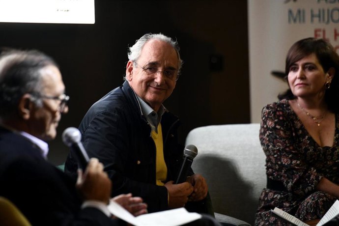Joaquín Echevarría (2i), en la presentación de su libro 'Así era mi hijo Ignacio, el héroe del monopatín', en honor a su hijo Ignacio Echevarría, fallecido en el atentado terrorista del puente de Londres en 2017, en Madrid, a 4 de noviembre de 2019.