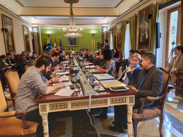 Pleno del Ayuntamiento de Oviedo, con los concejales Hugo Huerta y Cristina Coto (Vox) en primer término.