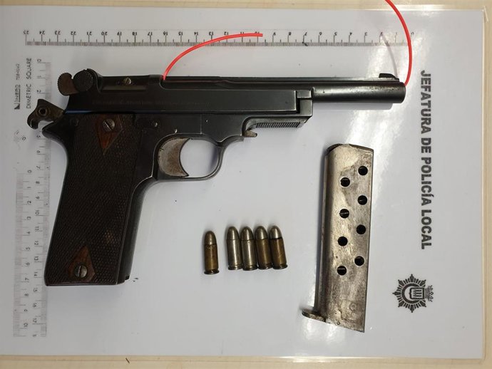 La Policía Local de Logroño interviene una pistola hallada en las obras de una vivienda.