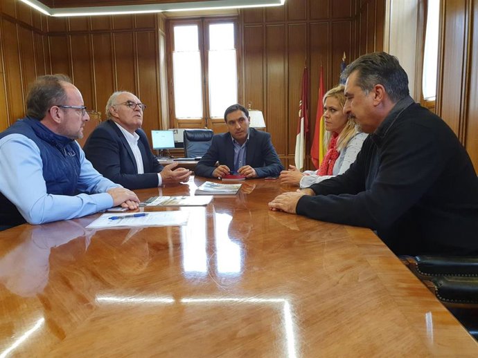 El presidente de la Diputación de Cuenca, Álvaro Martínez Chana, reunido con resposables de ASAJA