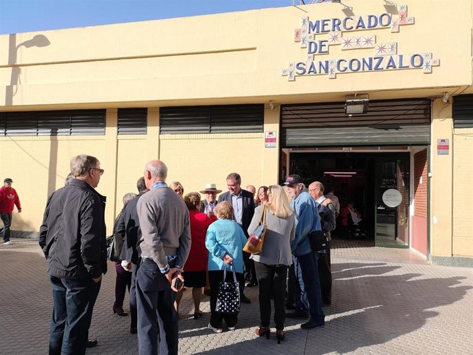 El alcalde de Sevilla, Juan Espadas, visita la micropeatonalización del Mercado de San Gonzalo de Triana