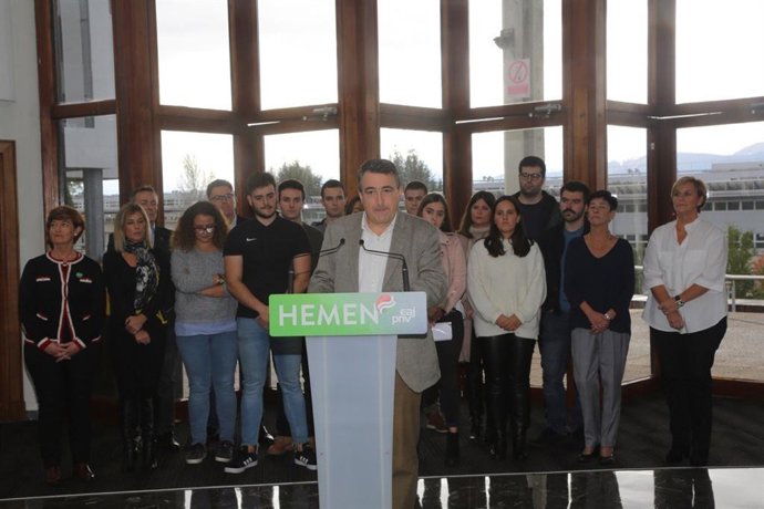 El candidato del PNV al Congreso por Bizkaia, Aitor Esteban, en un acto electoral para hablar sobre becas en la UPV/EHU en Leioa (Bizkaia)