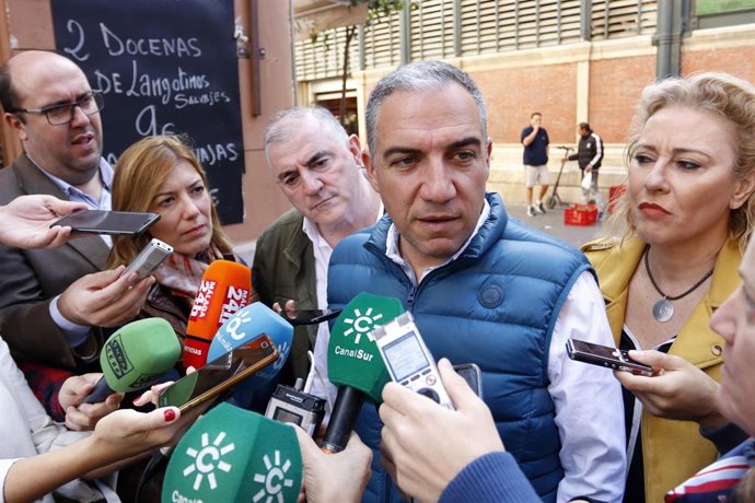 El presidente del PP de Málaga, portavoz del PP-A y consejero de Presidencia de la Junta de Andalucía, Elías Bendodo, junto a Carolina España y Manuel Marmolejo