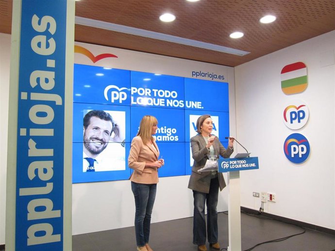 Las candidatas del PP al Congreso y Senado, Cuca Gamarra y Ana Lourdes González, en comparecencia de prensa