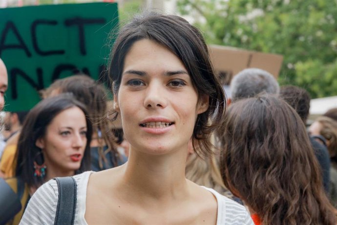 La portavoz de Unidas Podemos en la Asamblea de Madrid, Isa Serra, acude a la sentada ecofeminista por el clima frente al Congreso para mostrar el apoyo a la juventud organizada frente a la crisis climática, en la Plaza de las Cortes el 20 de septiembre