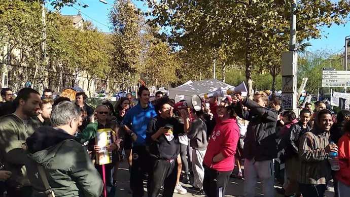 Jóvenes acampados en plaza Universitat reciben con cánticos a Cayetana Álvarez de Toledo (PP)
