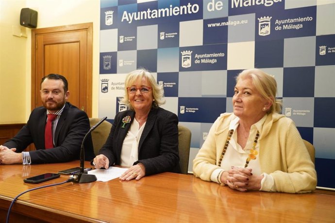 La concejala de Fiestas y Servicios Operativos del Ayuntamiento de Málaga, Teresa Porras, en rueda de prensa